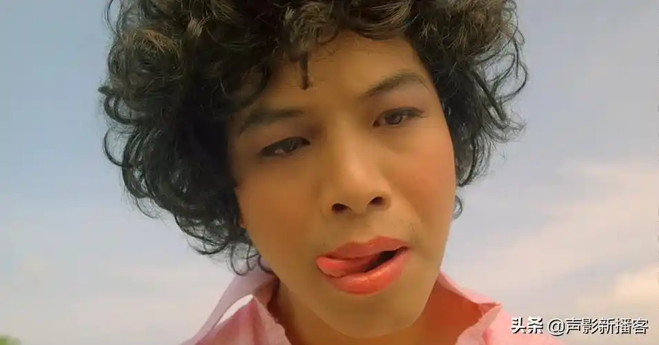 李健仁首次以绝代丑女的形象出镜是在1992年上映的电影《武状元苏乞儿