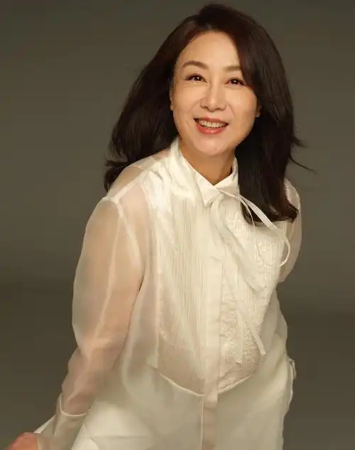 56岁吴玉芳新晒写真美照(演员吴玉芳:嫁江嘉良,为爱隐退连生两女,恩爱