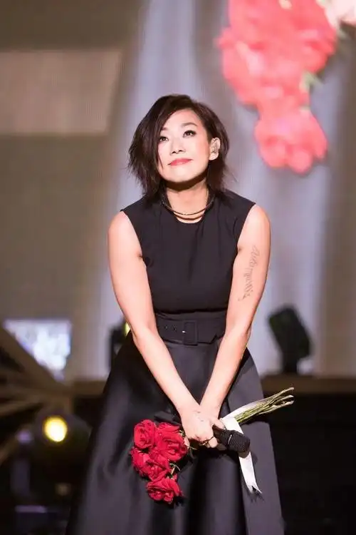 一代天后 林忆莲 留短发又美又飒 全场太霸气_中国香港