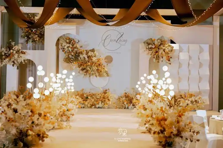 酒店宴会厅不高的婚礼吊顶布置香槟色婚礼