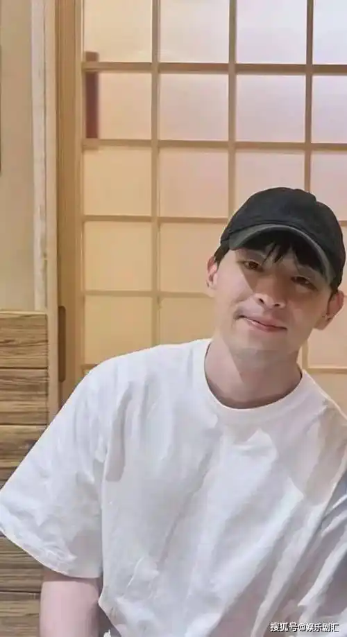 明星最新八卦邓伦_邓伦素颜最新照,身材肥胖,胡子没刮,和朋友坐在c座