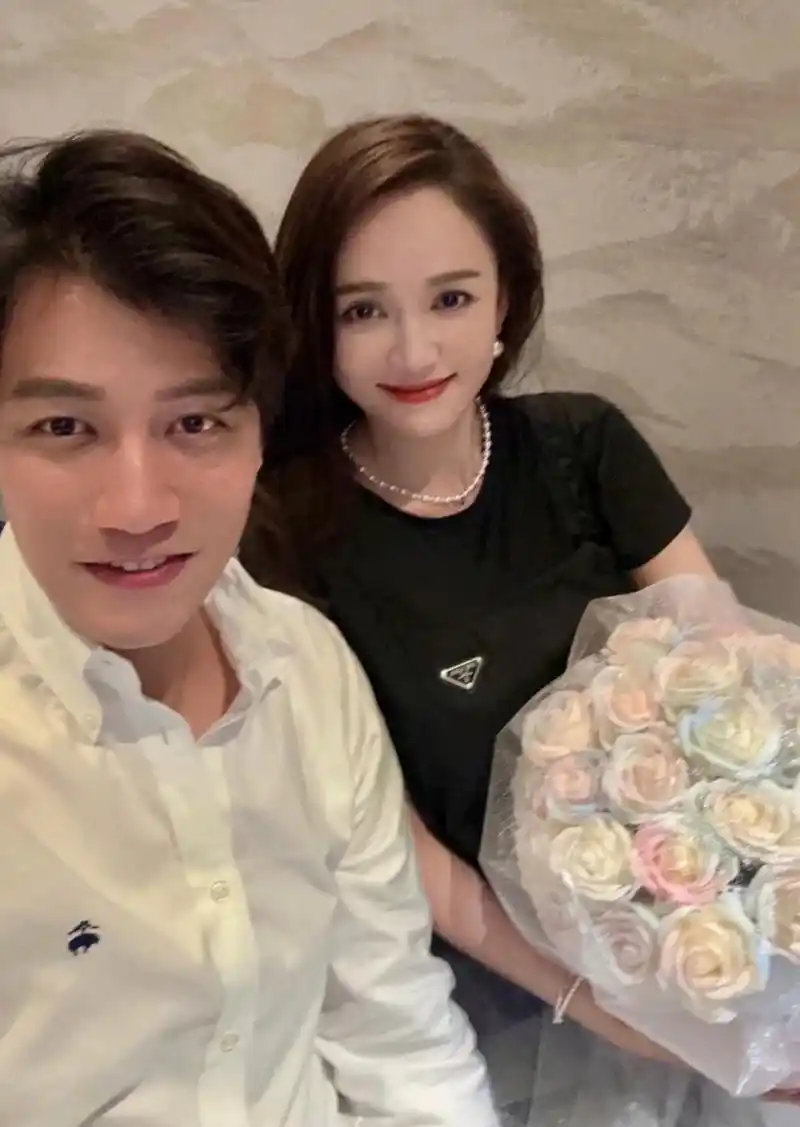 陈乔恩老公太浪漫,艾伦节日送她两束玫瑰,两人甜蜜同框脸上都是幸福.