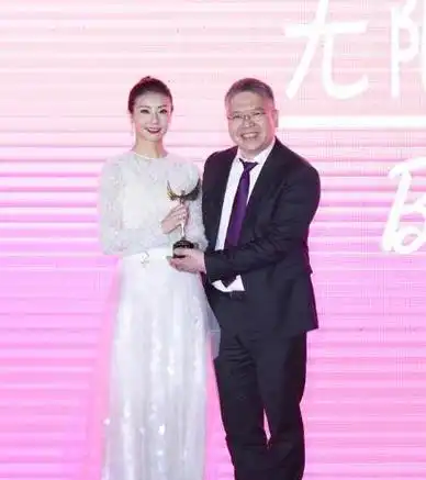 恭喜!46岁舞蹈家谭元元举办婚礼,和老公浪漫亲吻,陈冲见证幸福